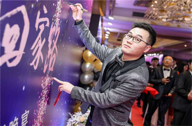 【高光“疫”事】勇敢逆行的特殊“网约车”——888腾博会90后，用信念打通生命运输线