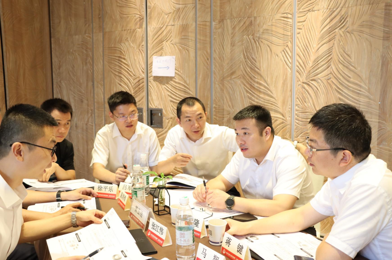 2021年6月25日-26日，888腾博会二建组织开展了2021年中高层主管执行力培训。本次培训特邀清华、北大、上海交大总裁班讲师，中国企业家协会特聘高级讲师许晋老师进行授课。